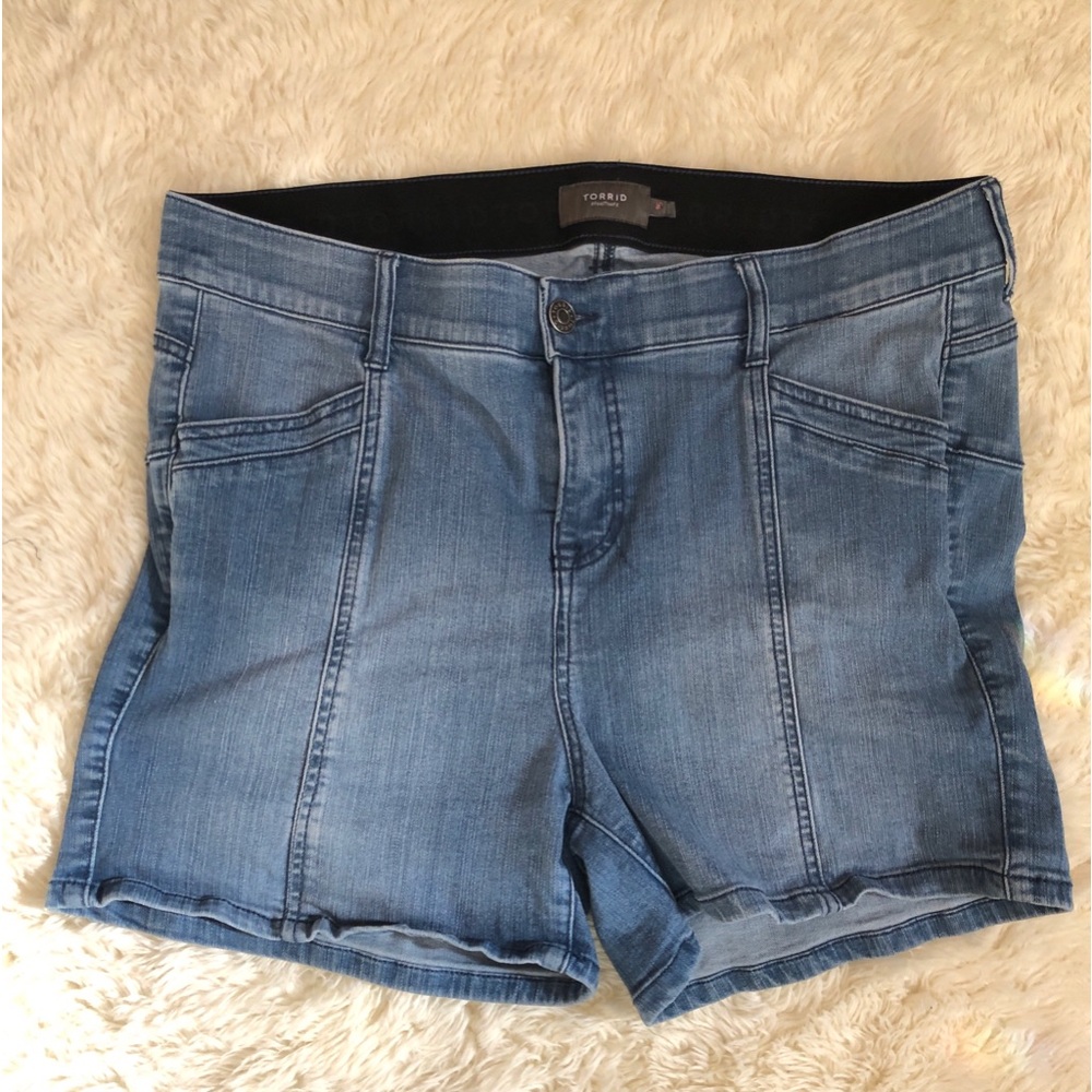 Torrid Feel the Fit Denim Shorts Size 16